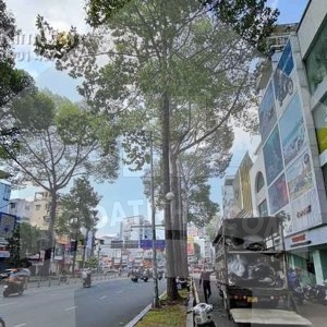 Bán nhà mặt tiền Trần Hưng Đạo - Quận 1. Khu vực kinh doanh sầm uất, đang cho thuê 900 triệu/năm